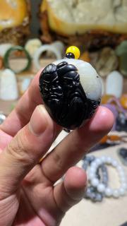 新疆和田玉黑皮红花桃园三结义